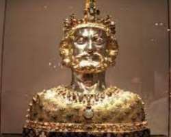 The cathedral owns a number of items made of pure gold and silver including reliquaries, chalices, and altarpieces in its treasury.